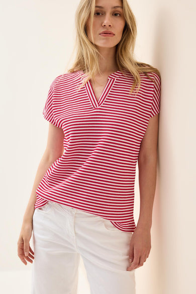 Rood T-shirt met witte strepen, van CECIL, gedragen met een witte broek en tegen een lichte muur geplaatst.