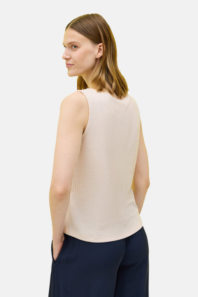 Beige mouwloze top van CECIL, getextureerd, gedragen met een marineblauwe broek, achtergezicht.