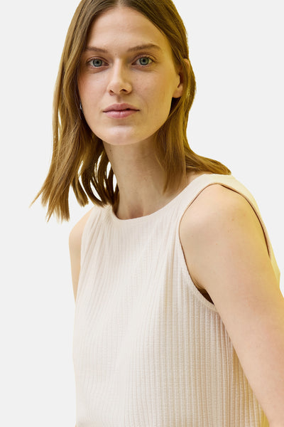 Beige mouwloos top van CECIL, in fijne ribgebreide stof, gedragen met halflang blond haar.