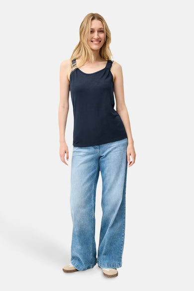 Blauw mouwloos topje van CECIL, gedragen met een lichtblauwe wijde jeans en beige schoenen.