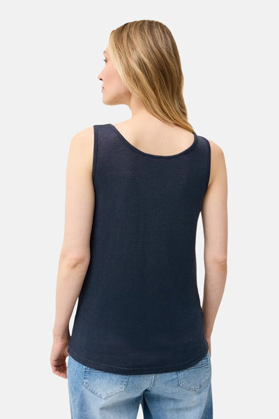 Mouwloos topje blauw van CECIL, gedragen met een spijkerbroek, achterzicht.
