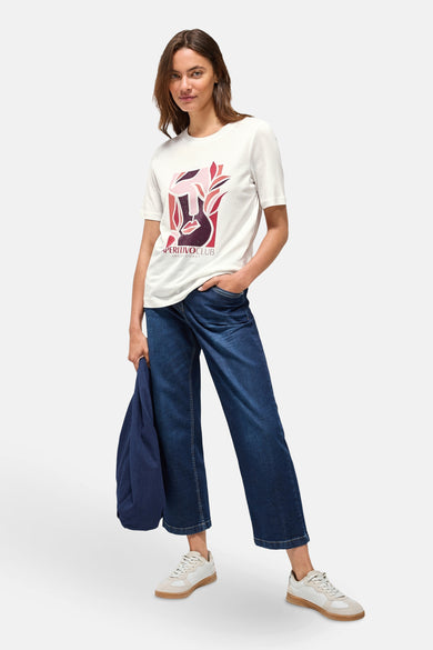 Wit T-shirt met korte mouwen van CECIL, met opdruk op de voorkant, gedragen met een spijkerbroek en sneakers.