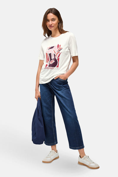 Wit T-shirt met korte mouwen van CECIL, met opdruk op de voorkant, gedragen met een spijkerbroek en sneakers.