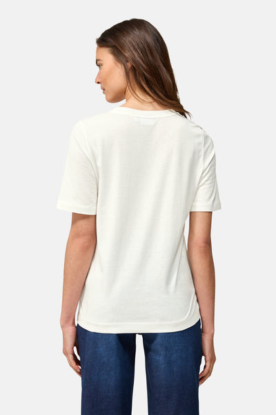Wit T-shirt met korte mouwen van CECIL, achterkant, gedragen met een donkerblauwe broek.