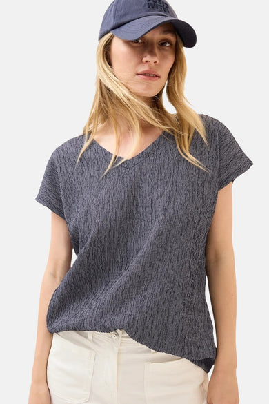 Blouse met korte mouwen in het blauw van CECIL, met een V-hals en een geplooide textuur.