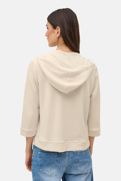 Beige vest van CECIL, met capuchon, gedragen met een blauwe jeans, achterzicht.