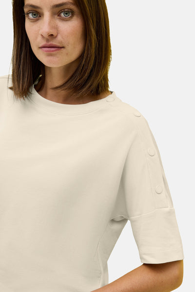 Beige T-shirt met korte mouwen van CECIL, met decoratieve knopen op de mouwen.