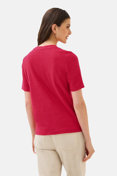 Rood T-shirt met korte mouwen van CECIL, van achteren gezien, met een beige broek.