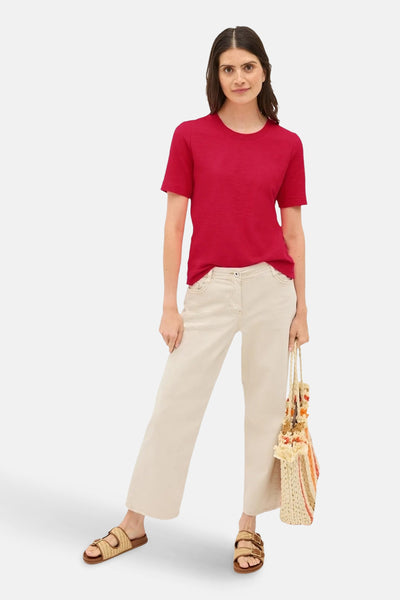 Rood T-shirt met korte mouwen van CECIL, gedragen met een wijde beige broek en sandalen.