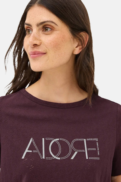 Bordeaux T-shirt met korte mouwen van CECIL, met decoratieve zilveren opdruk op de voorkant.