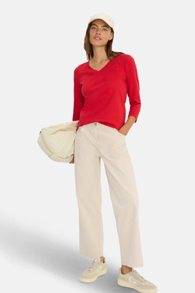 Rood T-shirt met lange mouwen van CECIL, gedragen met een beige broek en bijpassende sneakers.