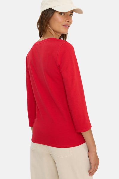 Rood T-shirt met lange mouwen van CECIL, gedragen met een beige broek en een pet.
