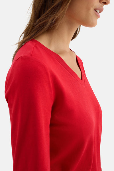 Rood T-shirt met lange mouwen van CECIL, V-hals, gedragen door een model.