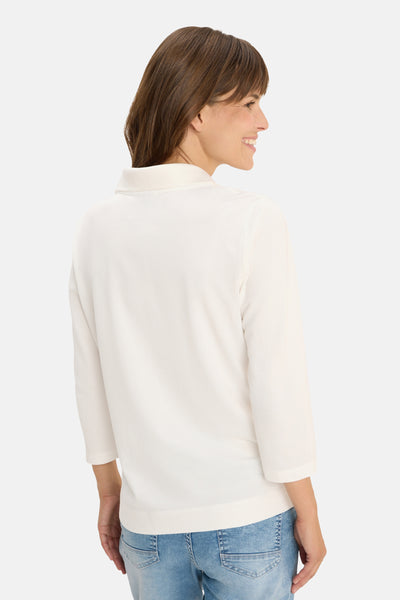 Ecru T-shirt met lange mouwen van CECIL, gedragen met een spijkerbroek, van achteren gezien.