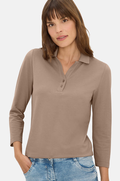 Taupe T-shirt met lange mouwen van CECIL, met een polokraag met knopen, gedragen met een lichtblauwe jeans.
