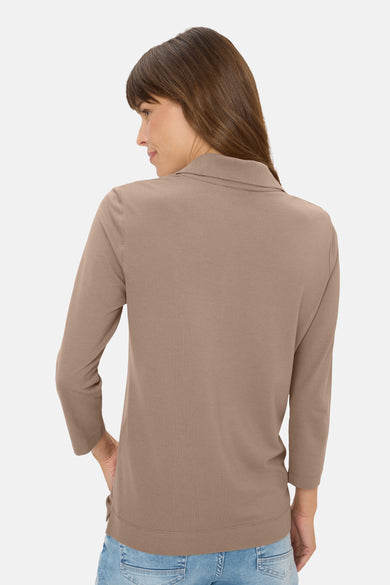 Taupe T-shirt met lange mouwen van CECIL, van achteren gezien, gedragen met een blauwe jeans.