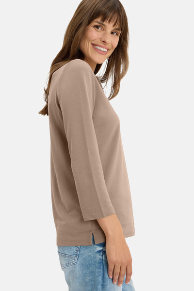 Taupe T-shirt met lange mouwen van CECIL, gedragen met een lichtblauwe jeans, in zijaanzicht.