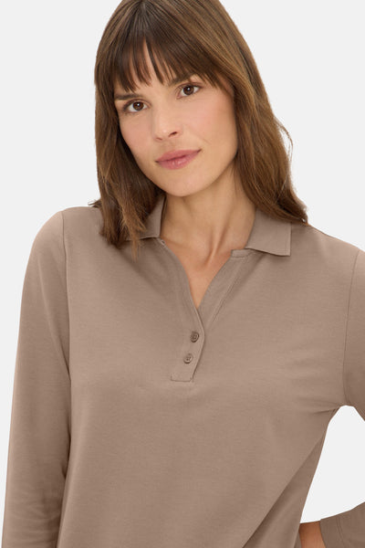 Taupe T-shirt met lange mouwen van CECIL, met een geknoopte polokraag en klassieke lange mouwen.