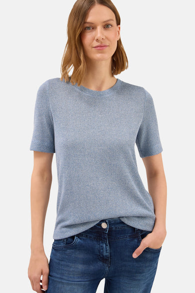 Ronde hals trui blauw van CECIL, gedragen met een donkerblauwe jeans, handen in de zakken.