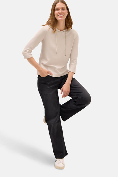 Beige hoodie van CECIL, met driekwartmouwen, gedragen met een zwarte jeans en beige sneakers.