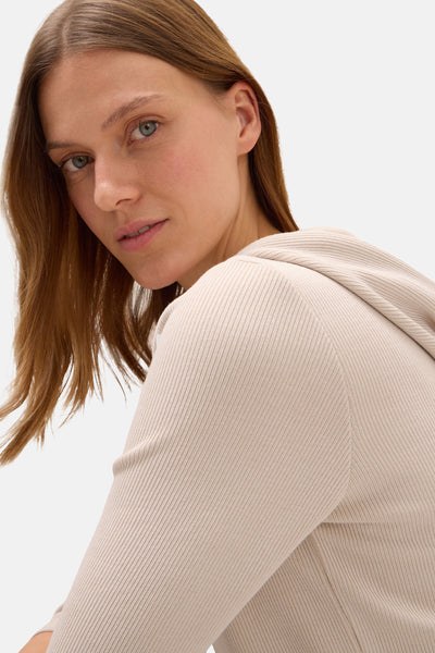 Beige hoodie van Cecil in ribgebreide stof, gedragen door een model dat naar de camera kijkt.