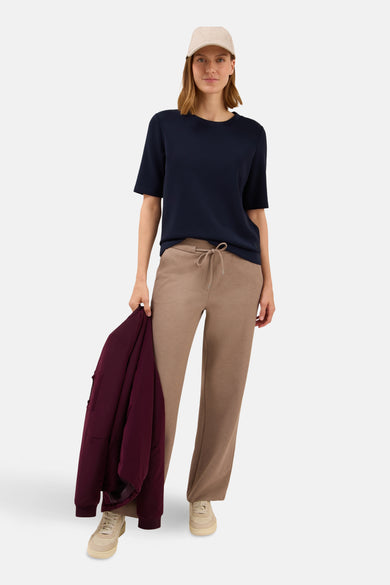 Blauw T-shirt met korte mouwen van CECIL, gedragen met een bruine broek en een beige pet.