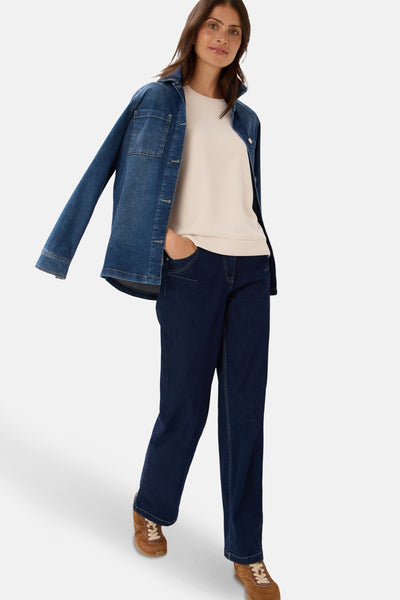 Top met korte mouwen beige van CECIL, gedragen met een spijkerjasje en een donkerblauwe spijkerbroek.