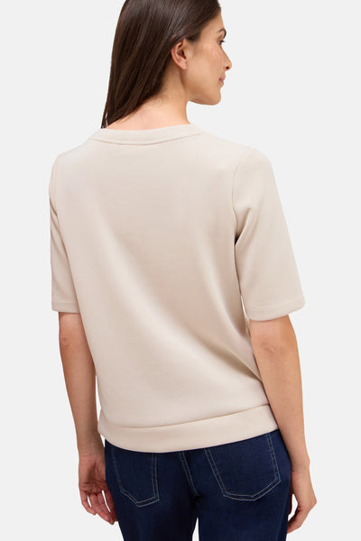 Top met korte mouwen beige van CECIL, met stikseldetails op de mouwen, gedragen met een blauwe jeans.