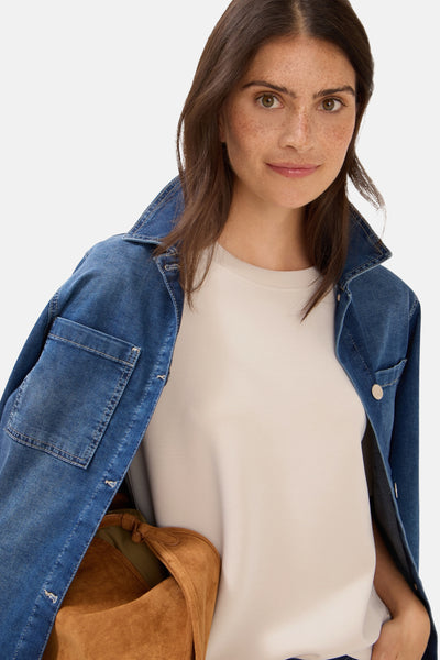 Top met korte mouwen beige van CECIL, gedragen met een open spijkerjasje en een bruine suède tas.