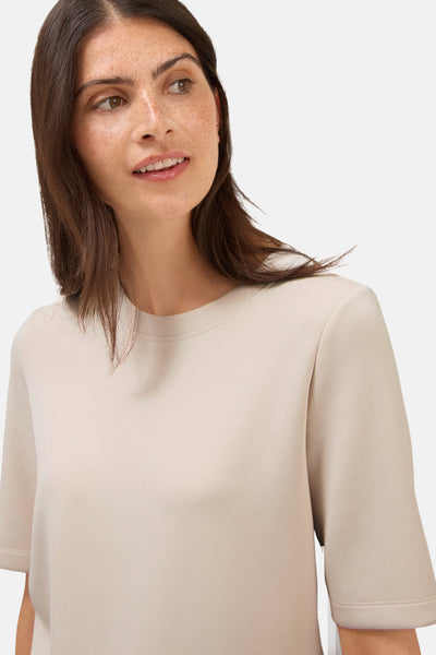 Top met korte mouwen beige van CECIL, gedragen door een model met bruin haar en sproeten.