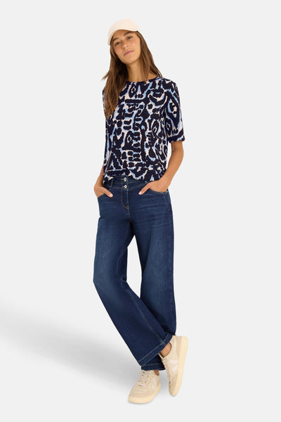 Blauw T-shirt met korte mouwen van CECIL, met opdruk, gedragen met een spijkerbroek en beige sneakers.