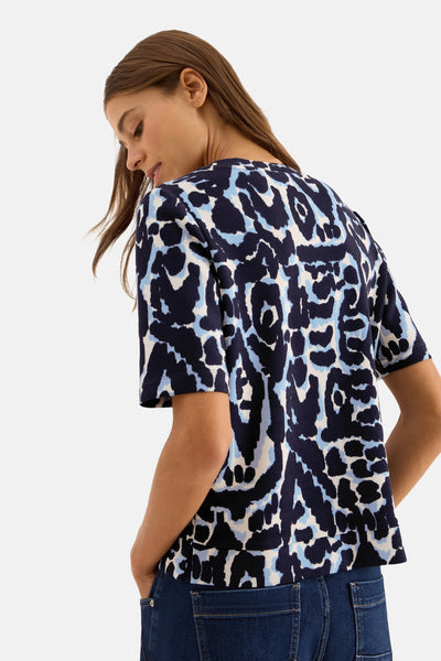 Blauw T-shirt met korte mouwen, van CECIL, met een grafische print, gedragen met een blauwe jeans.