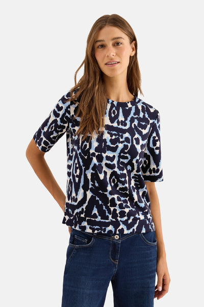 Blauw T-shirt met korte mouwen van CECIL, marineblauw en wit luipaardprint, gedragen met een blauwe jeans.