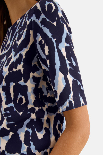 Korte mouwen T-shirt blauw van CECIL, met abstract patroon in marineblauw, hemelsblauw en beige.
