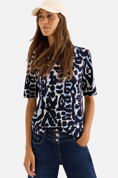 Blauw T-shirt met korte mouwen van CECIL, bedrukt met een luipaardprint en gedragen met een spijkerbroek en een pet.