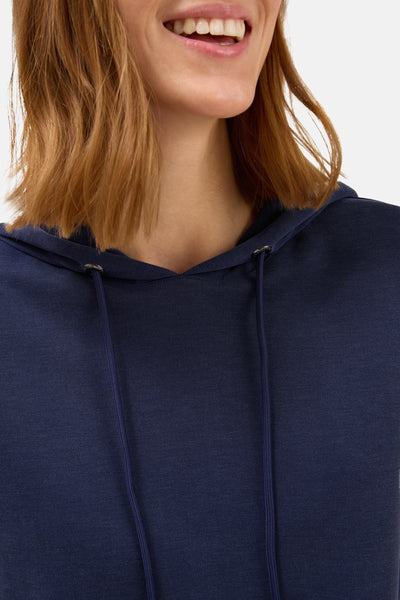 Blauwe hoodie van CECIL, met trekkoorden, close-up getoond.