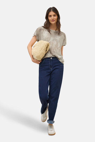 Taupe T-shirt met korte mouwen van CECIL, gedragen met een blauwe jeans en een gevlochten tas.