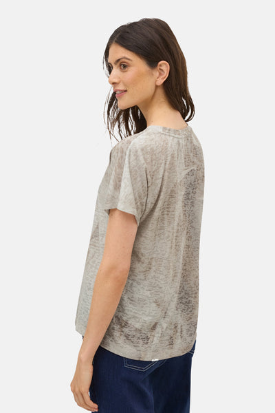 Taupe T-shirt met korte mouwen van CECIL, met een subtiel abstract patroon en gedragen met een blauwe jeans.