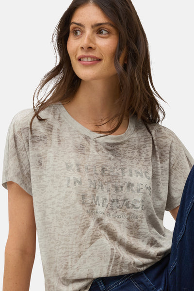 Taupe T-shirt met korte mouwen van CECIL met decoratieve print en opschrift, gedragen met een spijkerbroek.