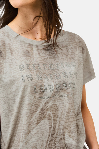 Taupe T-shirt met korte mouwen van CECIL, versierd met strass en een subtiel textuurpatroon.