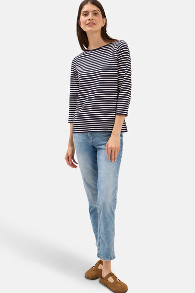 Blauwe gestreepte T-shirt met lange mouwen van CECIL, gedragen met een casual spijkerbroek en bruine schoenen.