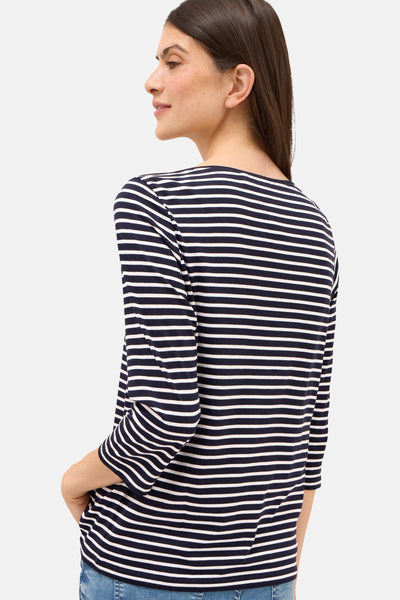 Marineblauw en wit gestreept T-shirt met lange mouwen van CECIL, gedragen door een vrouw van achteren gezien.