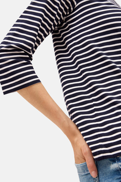 Lange mouwen T-shirt blauw van CECIL, witte strepen, armen en hand zichtbaar, gedragen met een spijkerbroek.