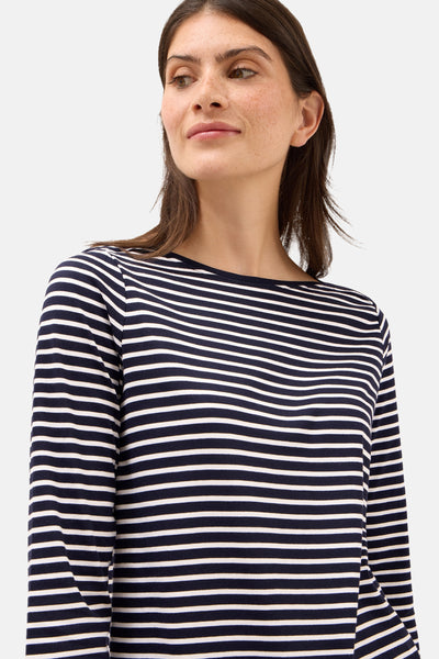 Marineblauwe gestreepte T-shirt met lange mouwen van CECIL, gedragen door een vrouw, op een neutrale achtergrond.