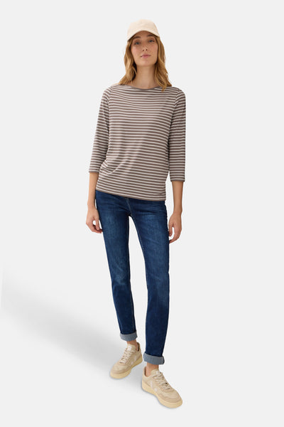 Taupe gestreept T-shirt met lange mouwen van CECIL, gedragen met een blauwe jeans en beige sneakers.
