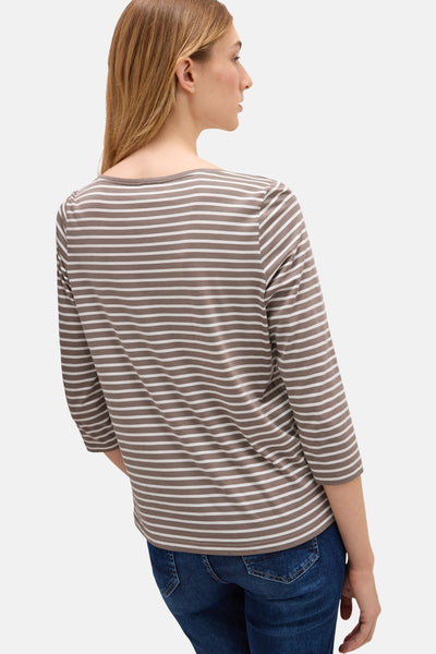 Taupe T-shirt met lange mouwen van CECIL met horizontale strepen en een zichtbare blauwe jeans.