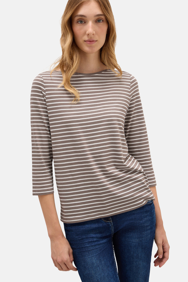 Taupe T-shirt met lange mouwen van CECIL, met witte horizontale strepen, gedragen met een blauwe jeans.