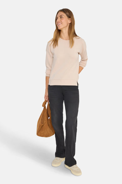 Beige ronde hals sweatshirt van CECIL, lange mouwen en vrouw met een bruine suède tas.
