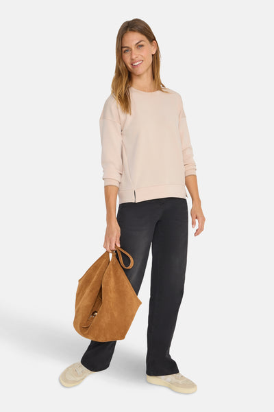 Beige rondehals sweatshirt van CECIL, gedragen met een zwarte broek en een bruine handtas.