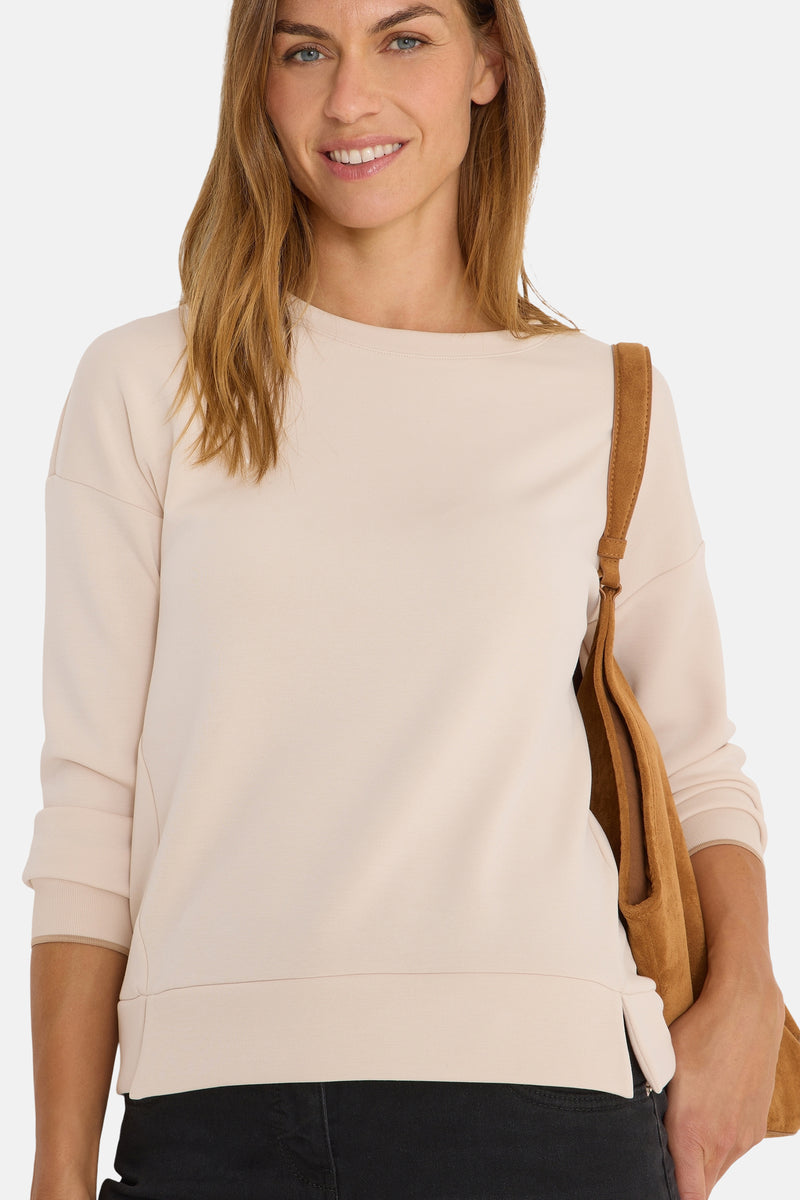 Beige ronde hals sweatshirt van CECIL met een bruine suède schoudertasband over de schouder.